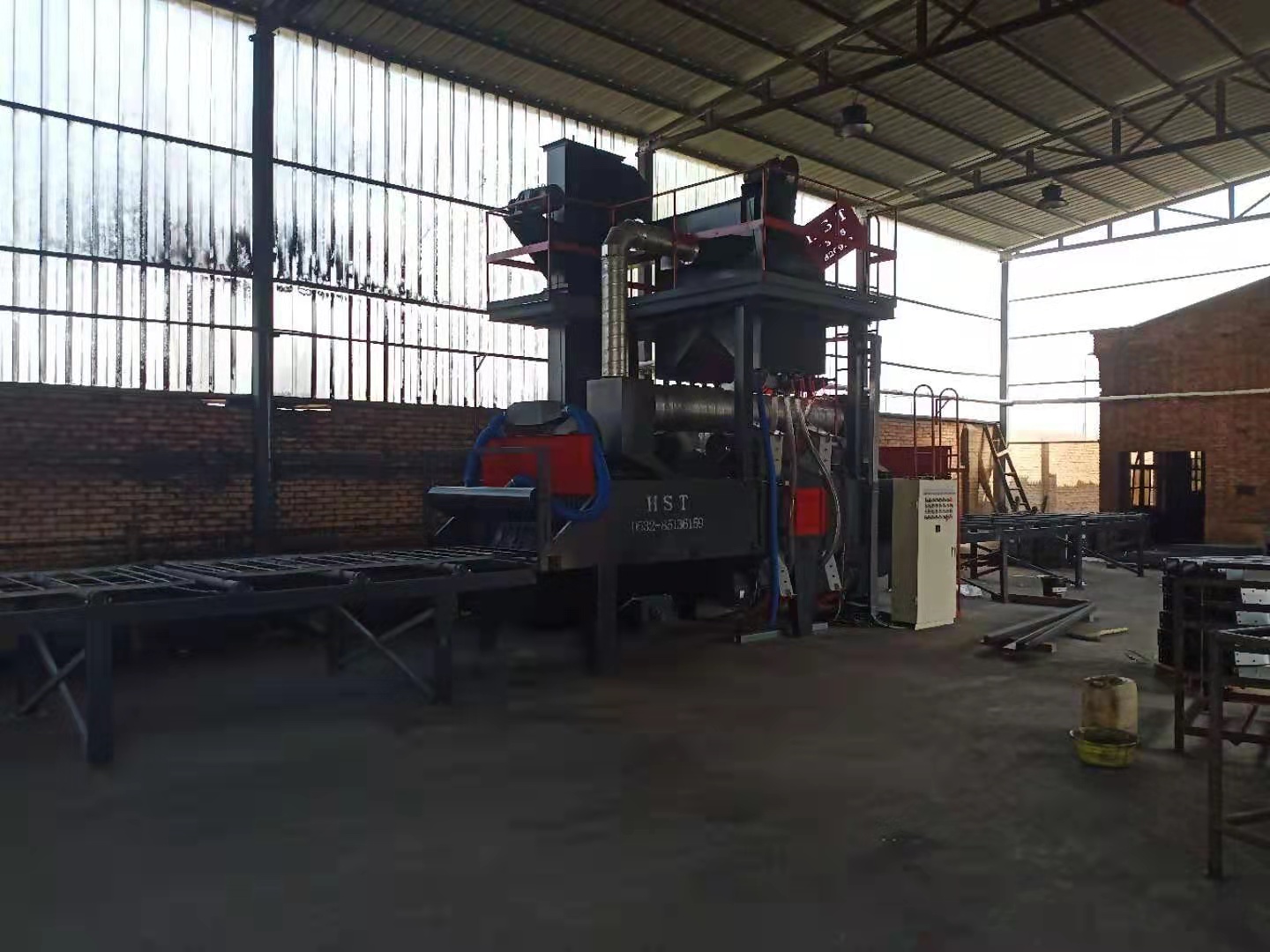 金屬產品打砂除銹廠家_學生課桌椅打砂除銹機_打砂機