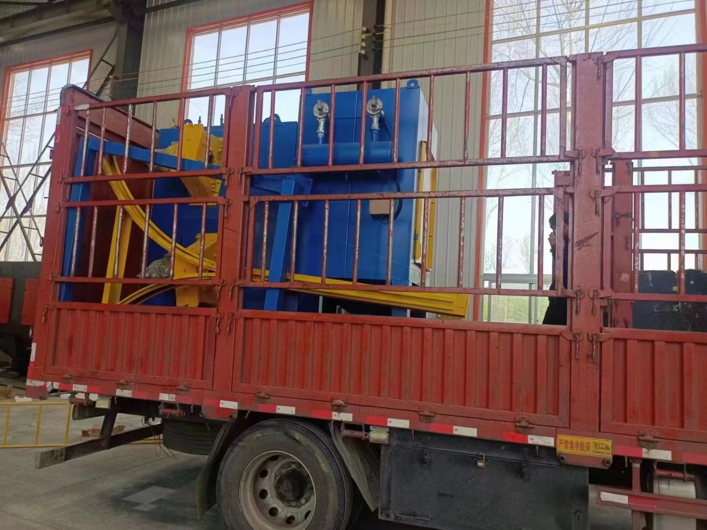 砂帶機橡膠輪生產廠家_履帶式制砂機一體式視頻_Q3210橡膠履帶打砂機