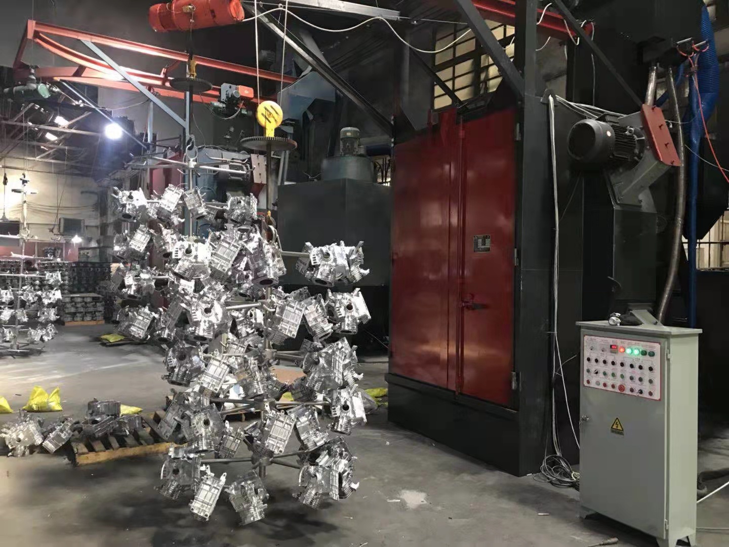 金屬砂機打壓鑄造視頻_鑄造打砂機_金屬壓鑄打砂機